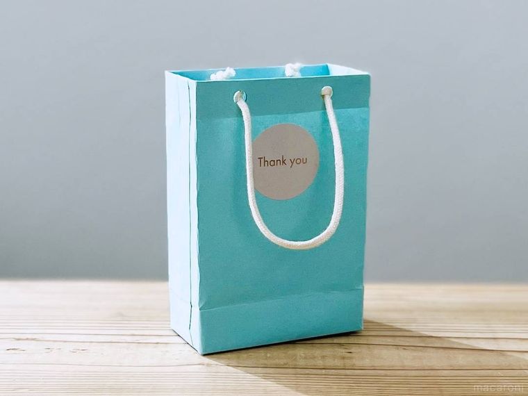水色の画用紙で作った紙袋
