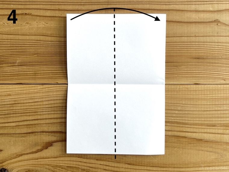 半分に折った白い紙