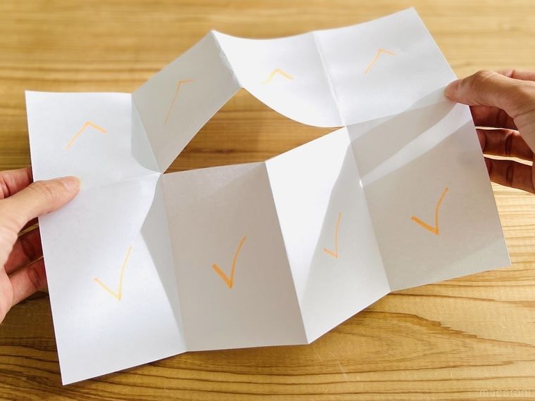 チェックマークが付いた白い紙