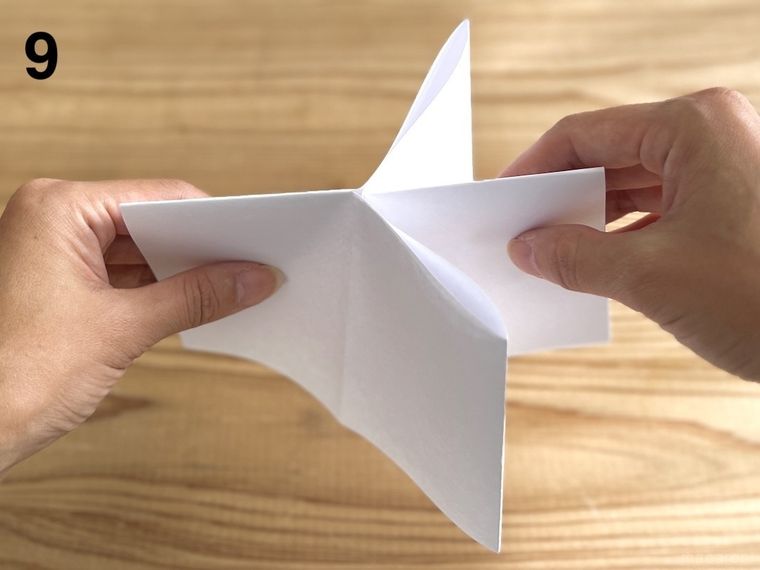 白い紙でノートを作っている様子