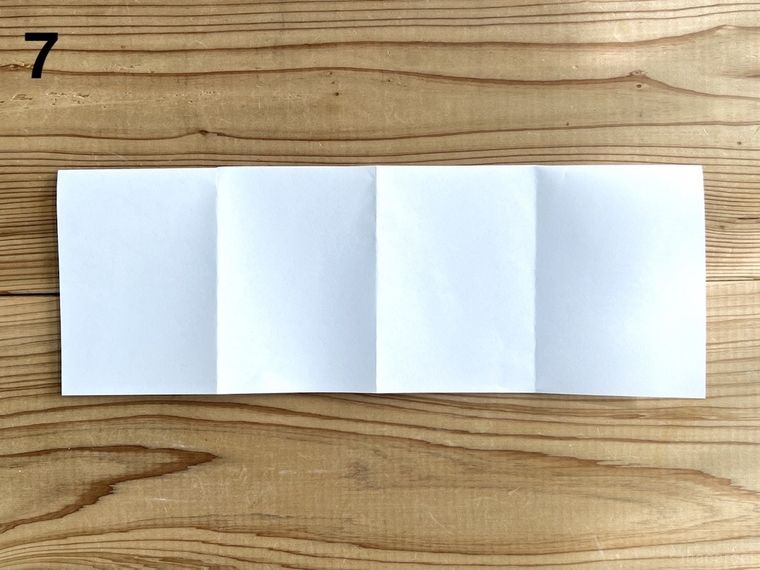 半分に折った白い紙