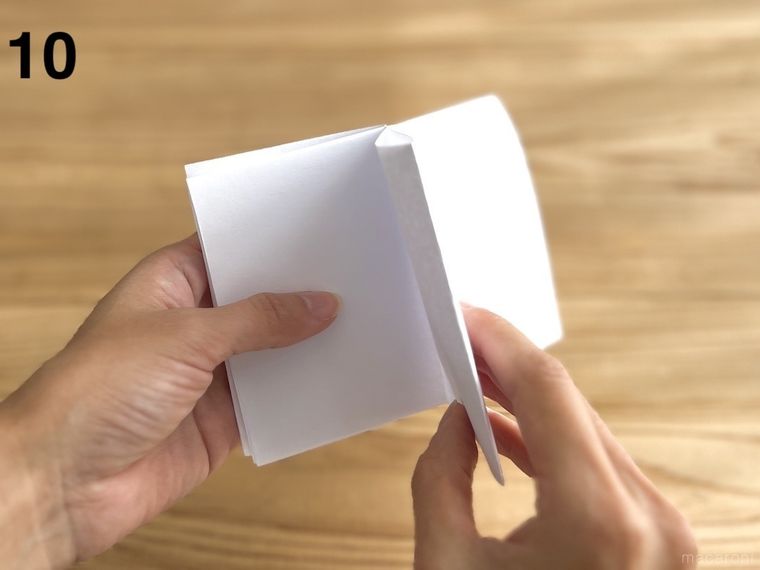 白い紙でノートを作っている様子