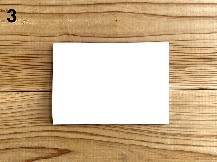 四つ折りにした白い紙