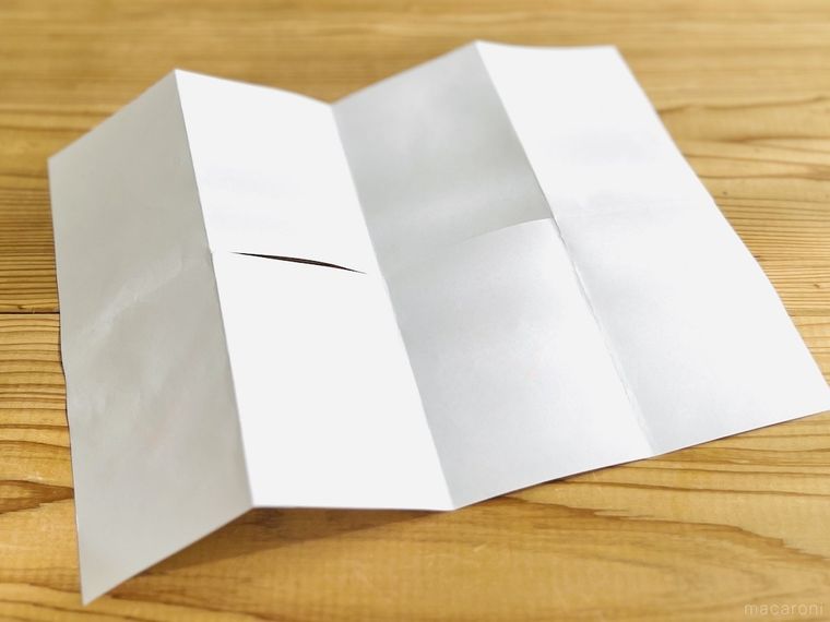 折り目が付いた白い紙