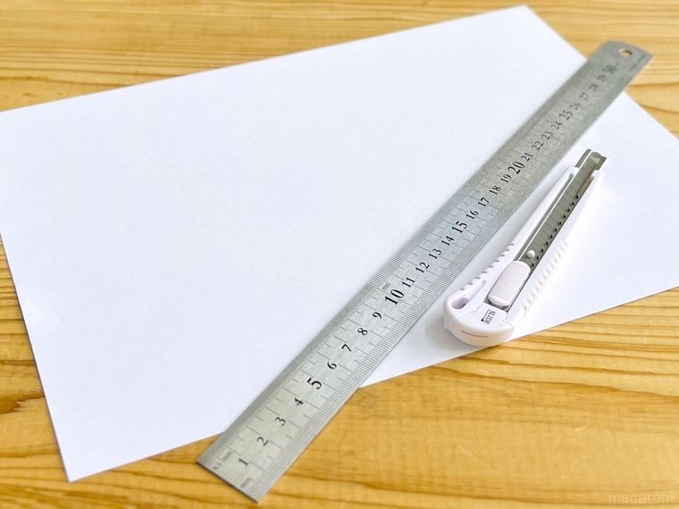 白い紙、定規、カッター
