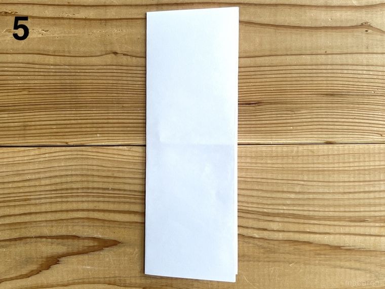 長方形に折った白い紙