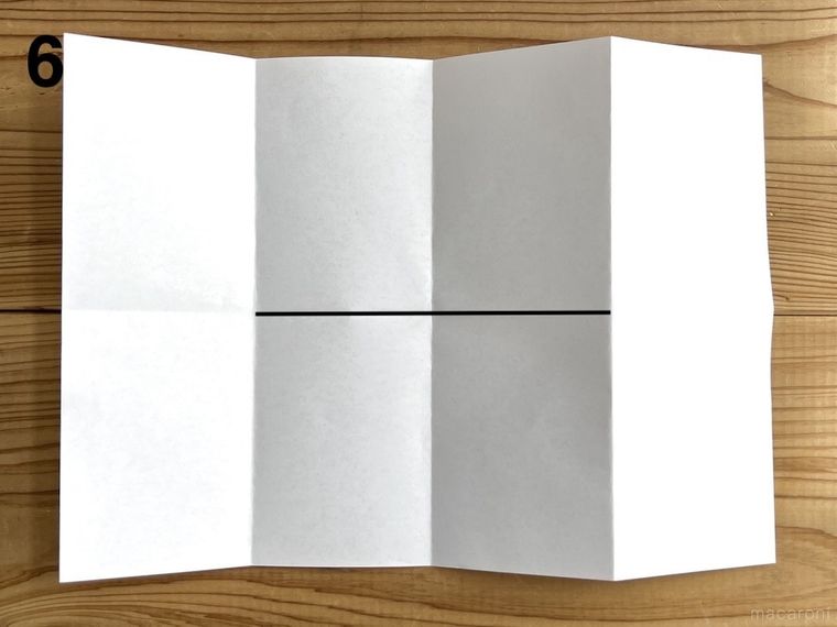 折り目が付いた白い紙