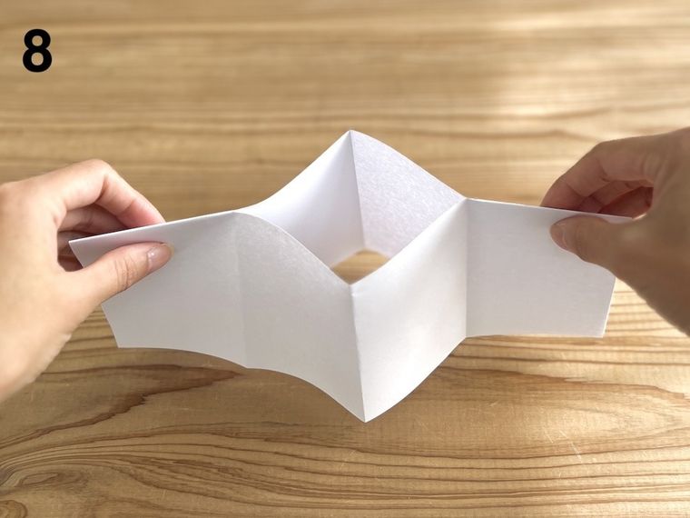 白い紙でノートを作っている様子