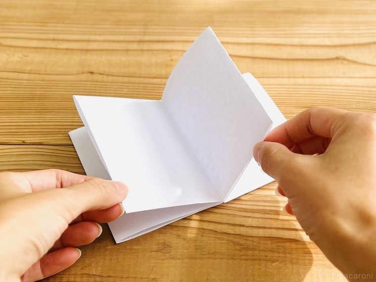 白いノートをめくっている様子