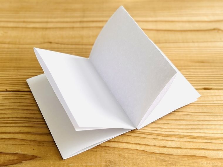 白い紙で作ったノートをめくった様子