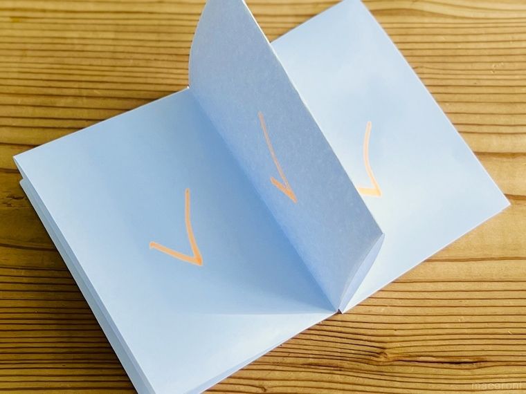 白い紙で作ったノートにチェックマークを付けた様子