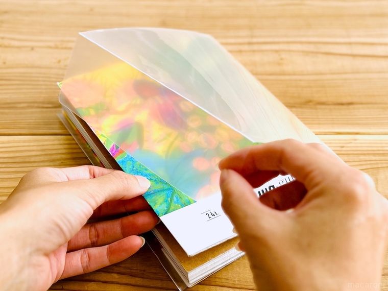 クリアファイルで作ったブックカバーを本にかけている様子