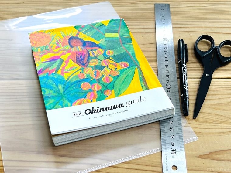 クリアファイル、本、定規、油性ペン、ハサミ