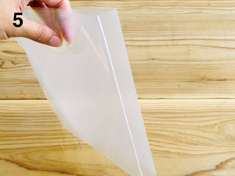 クリアファイルでブックカバーを作っている様子