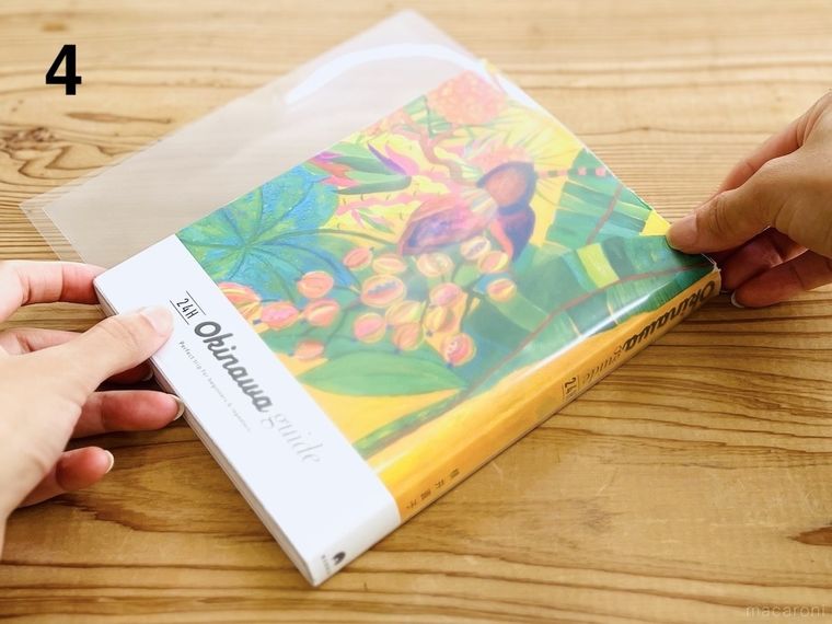 本にクリアファイルをかぶせている様子