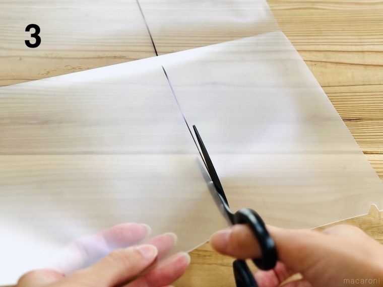 クリアファイルをハサミで切っている様子