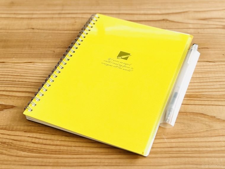 ペンホルダーが付いた黄色いノート