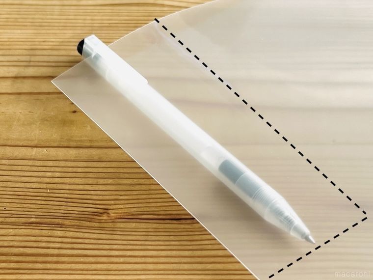 クリアファイルにボールペンを引っ掛けた様子