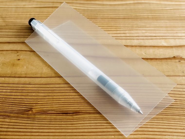 ボールペンを引っ掛けたクリアファイルを切った様子