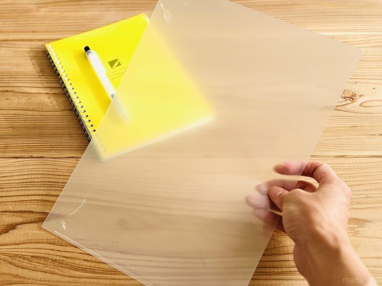 黄色いノート、ボールペン、クリアファイル