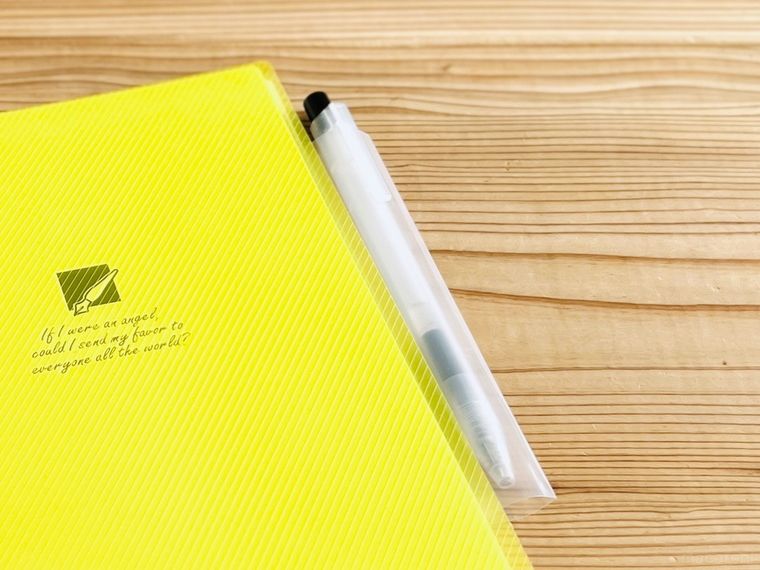 ペンホルダーが付いた黄色いノート