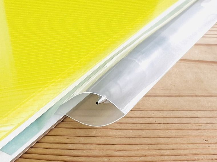 ペンホルダーに入ったボールペンのペン先が出ている様子