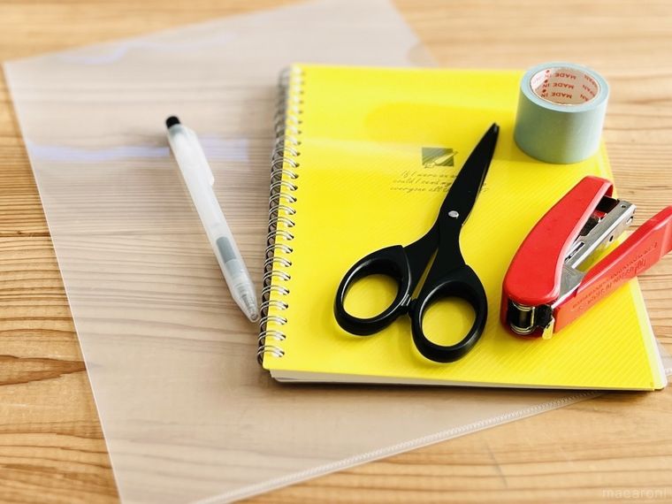 クリアファイル、ボールペン、黄色いノート、ハサミ、ホッチキス、マスキングテープ