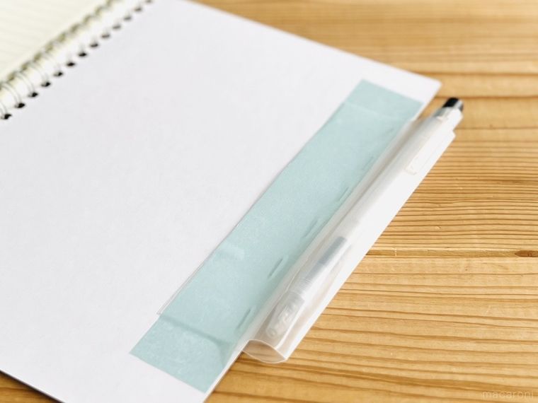 クリアファイルで作ったペンホルダーをノートに貼り付けた様子
