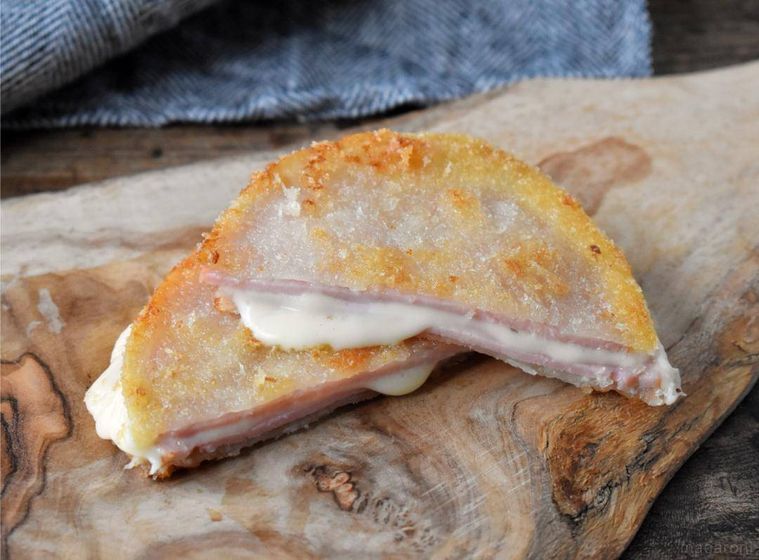 まな板の上に重ねたハムカツ