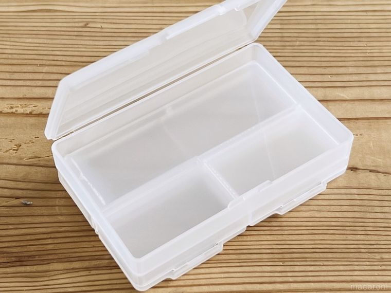 セリアの両面収納小物ケースのポケットを開けた様子