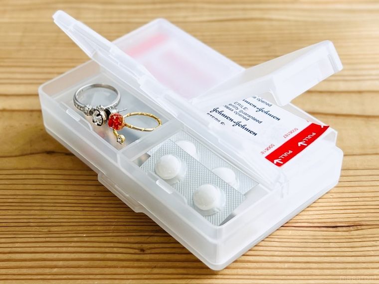 セリアの両面収納小物ケースにアクセサリー、薬、ばんそうこうを収納した様子