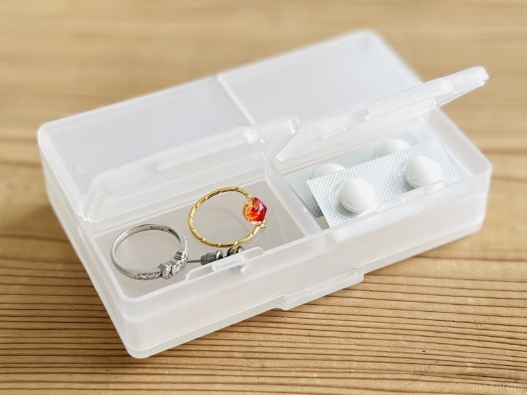 セリアの両面収納小物ケースにアクセサリーと薬を収納した様子