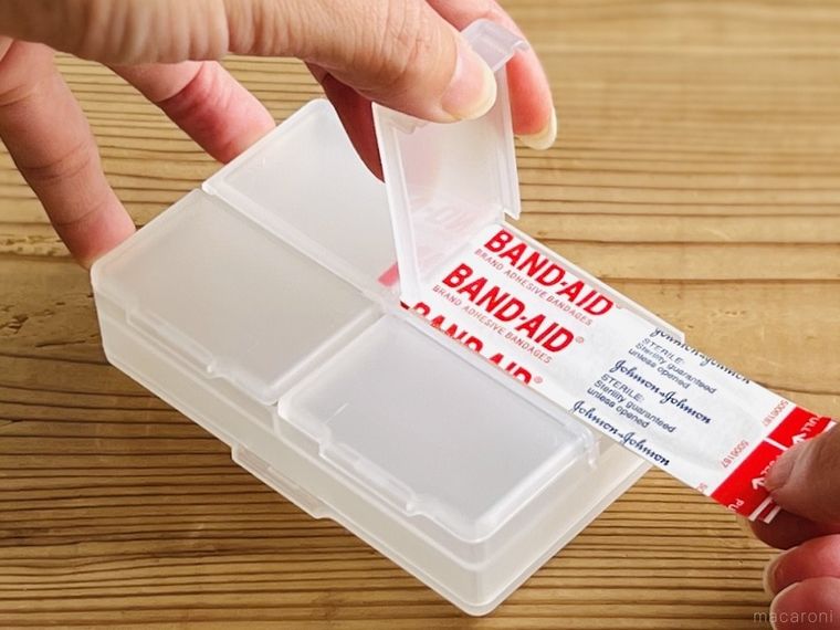 セリアの両面収納小物ケースにばんそうこうを収納している様子