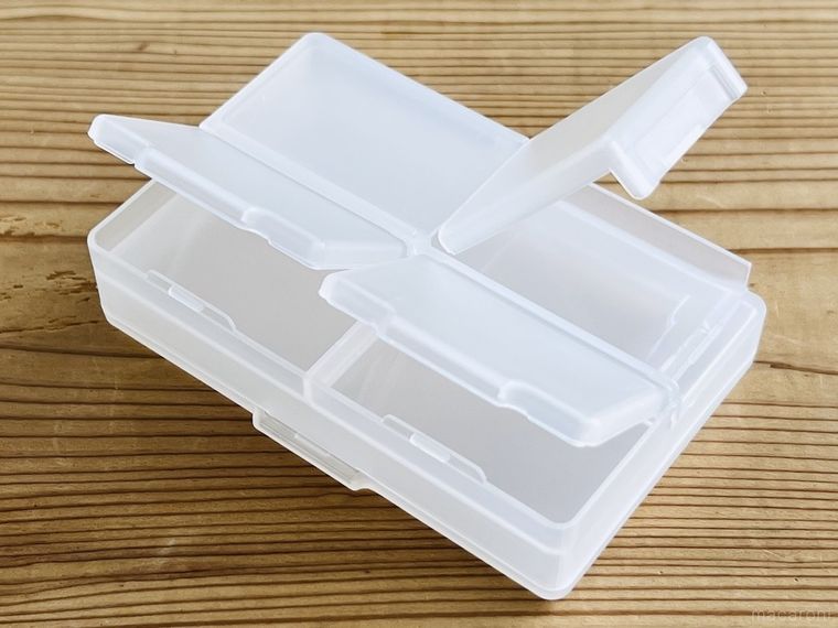 セリアの両面収納小物ケースのポケットを開けた様子