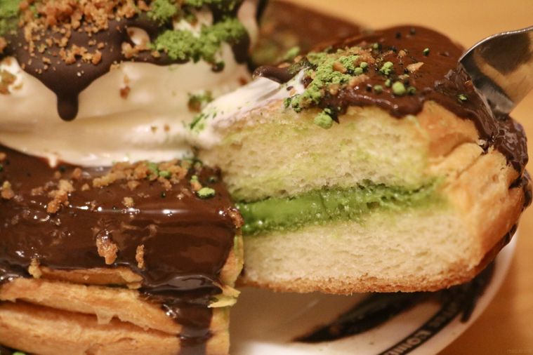 抹茶ソースがサンドされたシロノワール