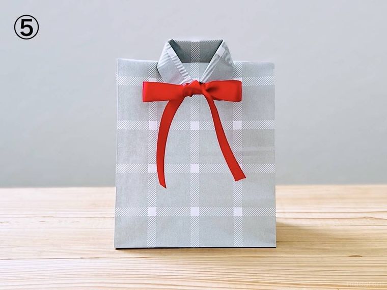 紙袋を襟シャツ風にアレンジした様子