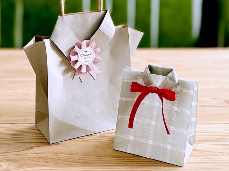 紙袋を襟シャツ風にアレンジした様子