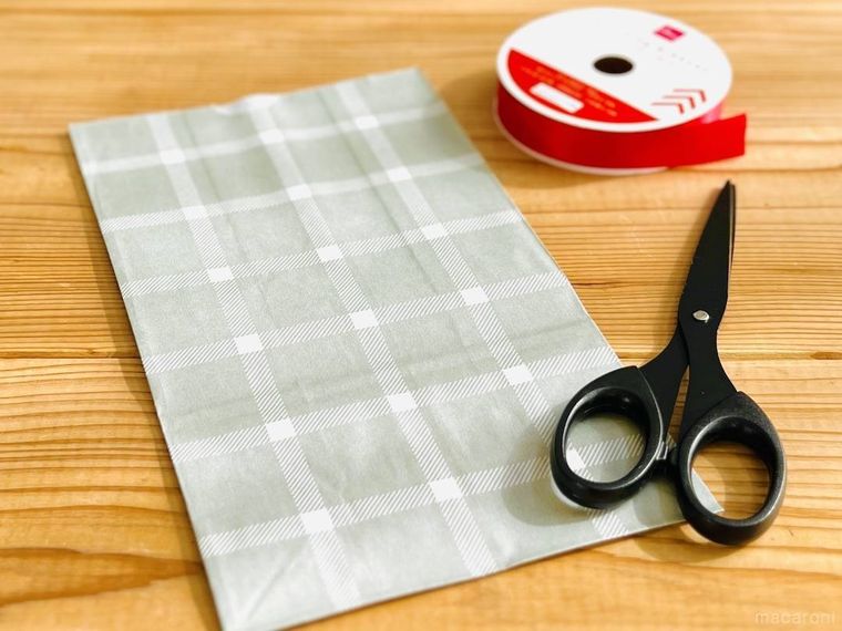 チェック柄の紙袋、ハサミ、赤いリボン