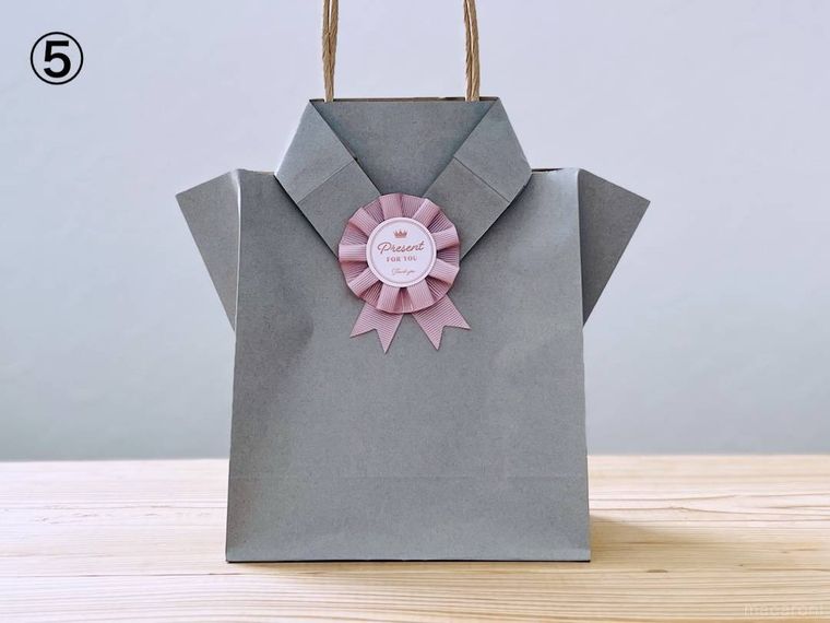 紙袋を襟シャツ風にアレンジした様子