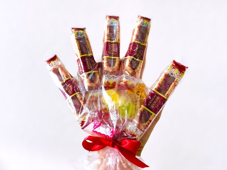 使い捨て手袋にお菓子を詰めた様子