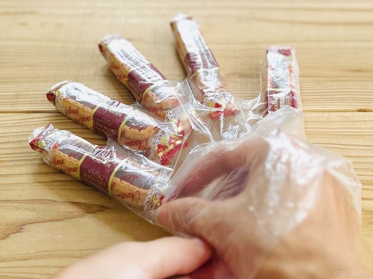 使い捨て手袋にお菓子を詰めている様子