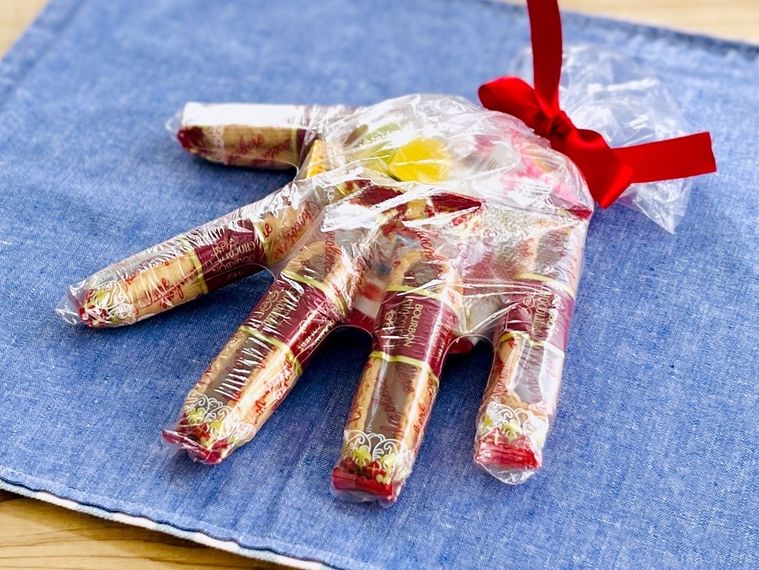 使い捨て手袋にお菓子を詰めた様子