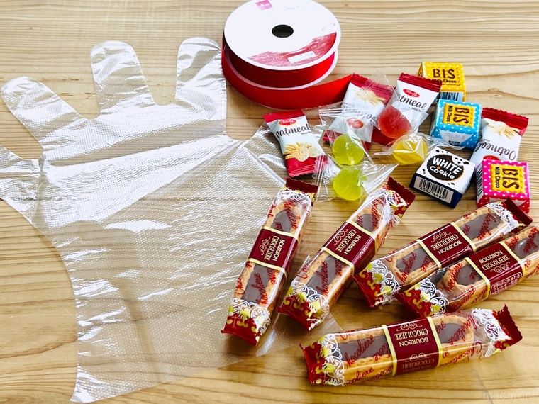 使い捨て手袋、お菓子、リボン
