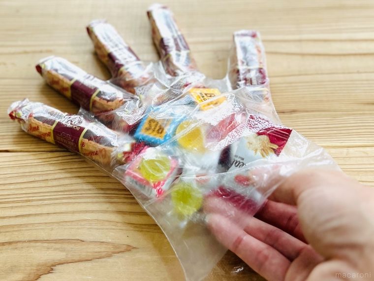 使い捨て手袋にお菓子を詰めている様子