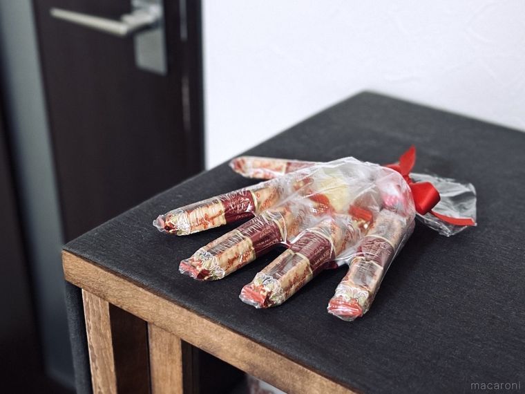 お菓子を詰めた使い捨て手袋