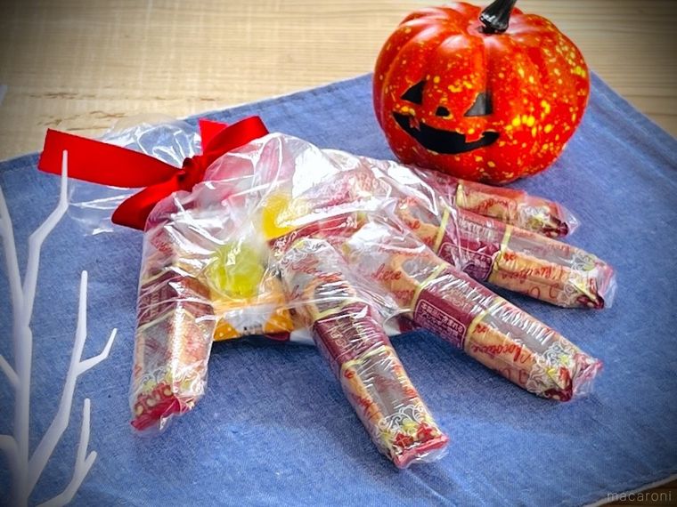 お菓子を詰めた使い捨て手袋とかぼちゃの飾り