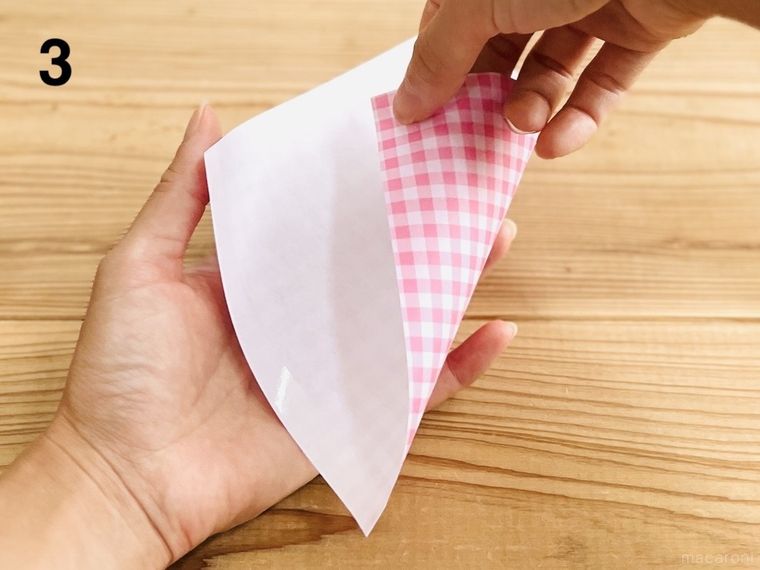 折り紙を丸めている様子