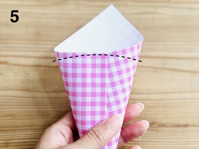 コーン型に丸めた折り紙