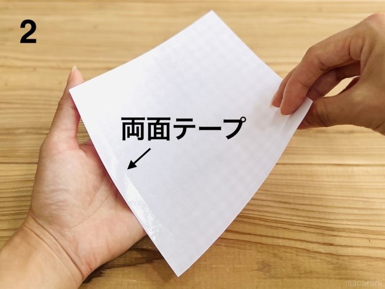 折り紙を手で持っている様子