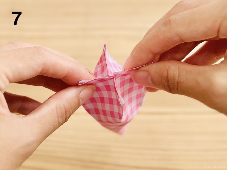 折り紙でコーン型のラッピングをしている様子